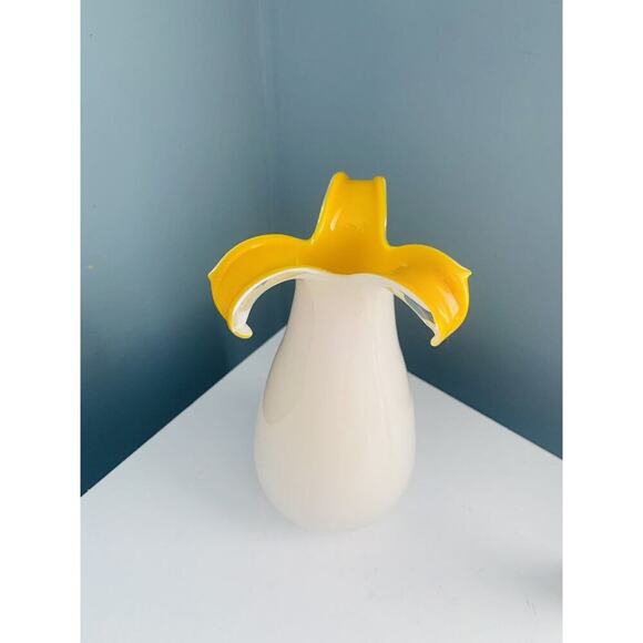 Gorgeous Design Cased Glass Vase White Yellow Petals Flower Floral Home Decor - Picture 2 of 14